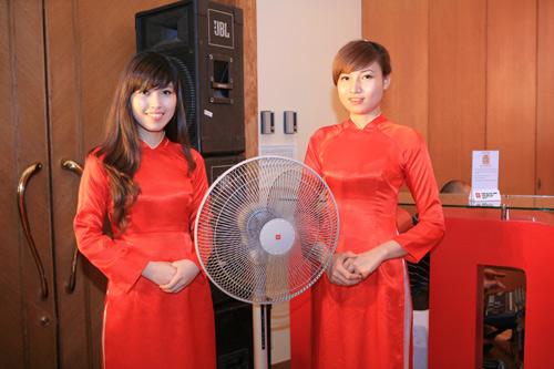 Dùng quạt KDK bạn sẽ luôn cảm giác như ở bên cạnh bạn gái của bạn : mát mẻ và dễ chịu